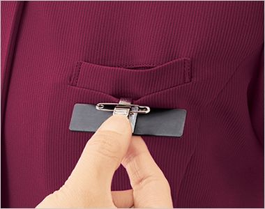 en joie(アンジョア) 42081 [通年] スクラブ 胸ポケットにペンを差しても邪魔にならない実用性の高い名札ポケット。