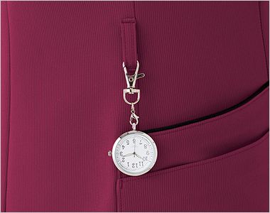 en joie(アンジョア) 42081 [通年] スクラブ 右脇には鍵やストラップ、時計などを通すことができる便利なループ付き。