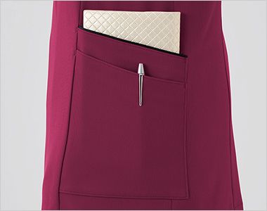 en joie(アンジョア) 42081 [通年] スクラブ 両脇に大容量ポケット付き。物を分けて入れられる2重ポケット仕様です。