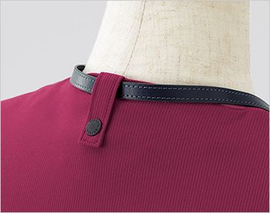 en joie(アンジョア) 42081 [通年] スクラブ 後ろの襟元部分にはネームホルダーを留めるループ付き。