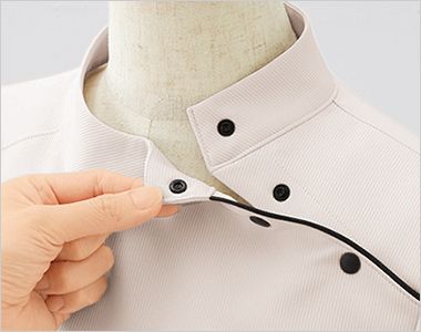 en joie(アンジョア) 42082 [通年] ケーシー 肩のスナップボタンを外して着脱できます。