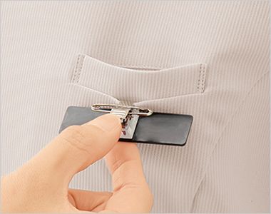 en joie(アンジョア) 42082 [通年] ケーシー 胸ポケットにペンを差しても邪魔にならない実用性の高い名札ポケット。