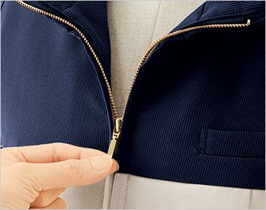 en joie(アンジョア) 42084 [通年] スクラブ・チュニックジャケット [女性用] 着脱しやすい前ファスナー。