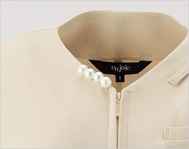 en joie(アンジョア) 42107 [通年]チュニック [ニット/2wayストレッチ/吸汗速乾] 襟元にパールボタンをあしらい、華やかな印象に仕上げました。