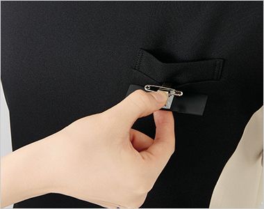 en joie(アンジョア) 62055 [通年]ワンピース[ストレッチ/吸汗速乾] 胸ポケットの下に名札を付けられるポケット付き。
ペンを差しても邪魔になりません。