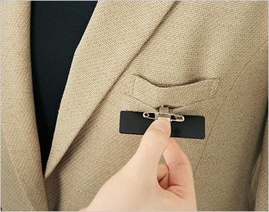 en joie(アンジョア) 81525 [通年]ジャケット[ツイード/ラメ入り] 胸ポケットの下に名札を付けられるポケット付き。
ペンを差しても邪魔になりません。