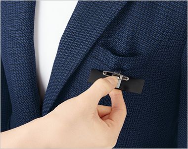en joie(アンジョア) 81735 [通年]ジャケット[ツイード/ラメ入り] 胸ポケットの下に名札を付けられるポケット付き。
ペンを差しても邪魔になりません。