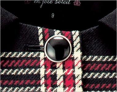 en joie(アンジョア) 81790 [通年]鮮やかチェック柄と個性的な襟が好感度のジャケット 輝くツヤがきれいな黒ボタンにはシルバーの縁でエレガントさを

