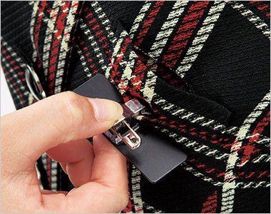 en joie(アンジョア) 81790 [通年]鮮やかチェック柄と個性的な襟が好感度のジャケット ネームプレートとペンなどを区分け収納できる名札ポケットと左胸ポケット

