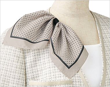 ノーカラージャケット スカーフループ®(サポートループ付)。
スカーフをループに通すだけできれいな形が完成。首に巻かないので快適です。

