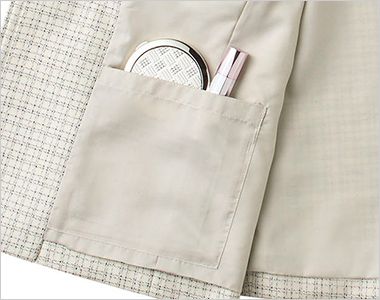 ノーカラージャケット 内ポケット(メイクアップポケット)。ポケットインポケットで、 リップや目薬など細かいものとファンデーションやハンカチなどの大きなものを分けて収納できます。
