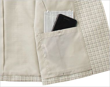 ノーカラージャケット 内ポケット(フェムテックポケット)。ナプキンなどが収納でき、 ボタン付きで中のものが落ちる心配もないのでいつでも安心。
