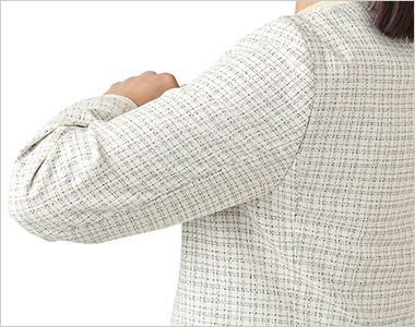 ノーカラージャケット 動きやすい袖 (ARM360°プラス)。パソコン入力や電話対応など、 腕を前に出す動作がスムーズに。
