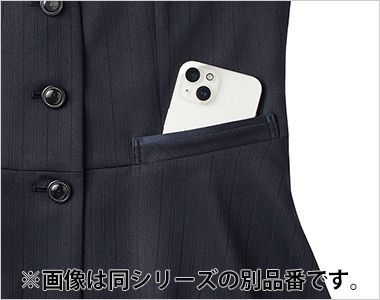ジャケット 大容量ポケット。ノートやメモ用紙などがすっぽりと収容可能な大きめのポケット。
