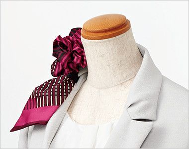 EAJ571 enjoy ジャケット 無地 スカーフループ®衿もとにスカーフのズレを防ぐループが付いています。ワンタッチで形が決まります。
