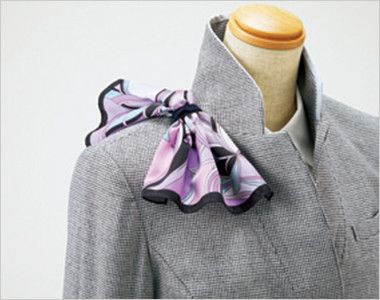 Enjoy EAJ718 [通年]ジャケット[メランジェ千鳥] スカーフをループに通すだけできれいな形が完成。首に巻かないので快適。

