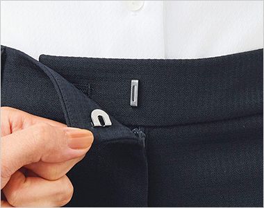 ストレートパンツ 打ち込み式ホック。
