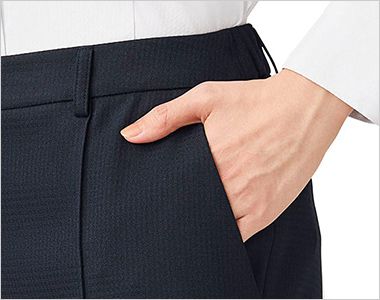 ストレートパンツ 大容量ポケット。左右についた大容量ポケットは、袋布の位置を工夫することで、物を入れてもアタリが出にくく、手の出し入れがスムーズ。
