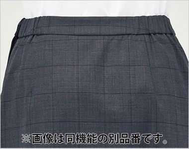 ストレートパンツ 後ろ脇ゴム。座ったとき、お腹まわりを圧迫することなく、フロント部分をすっきり見せます。
