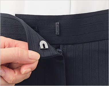ストレートパンツ 打ち込み式ホック。
