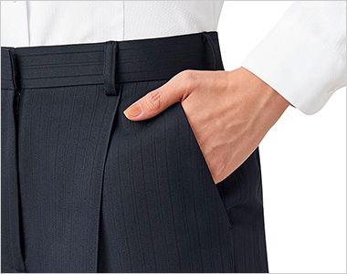 ストレートパンツ 大容量ポケット。左右についた大容量ポケットは、袋布の位置を工夫することで、物を入れてもアタリが出にくく、手の出し入れがスムーズ。
