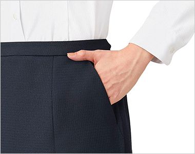 Aラインスカート 大容量ポケット。左右についた大容量ポケットは、袋布の位置を工夫することで、物を入れてもアタリが出にくく、手の出し入れがスムーズ。
