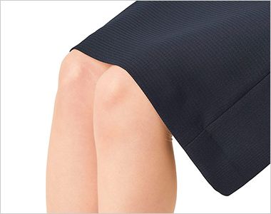 Enjoy EAS1007[通年]セミタイトスカート[吸汗/速乾/ストレッチ] 吹き出し防止裏地。座ったとき、スカートのすそがずり上がって裏地が見えてしまう悩みを、独自のアイデアで解消。
