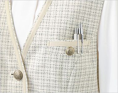 ジレ 補強布胸ポケット。ペンをさしても破けにくい仕様の胸ポケットが2つ。
