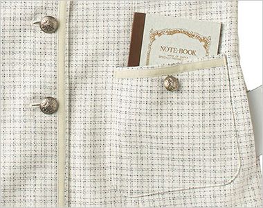 ジレ 大容量ポケット。メモ帳やスマホがしまえる大容量腰ポケット。
