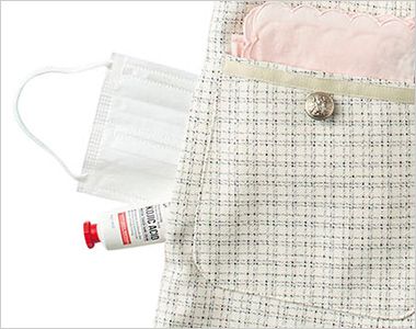 ジレ スラッシュポケット。ものが取り出しやすい両サイドのスラッシュポケット。
