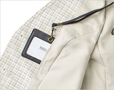 ジレ カードポケット。IDカードを出し入れしやすいポケット。
