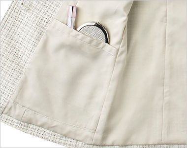 ジレ 内ポケット(メイクアップポケット)。ポケットインポケットで、 リップや目薬など細かいものとファンデーションやハンカチなどの大きなものを分けて収納できます。
