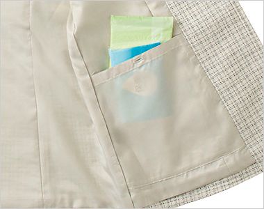 ジレ 内ポケット(フェムテックポケット)。ナプキンなどが収納でき、 ボタン付きで中のものが落ちる心配もないのでいつでも安心。
