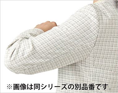 ジレ 動きやすい袖 (ARM360°プラス)。パソコン入力や電話対応など、 腕を前に出す動作がスムーズに。
