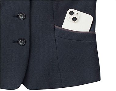 ベスト 大容量ポケット。ノートやメモ用紙などがすっぽりと収容可能な大きめのポケット。
