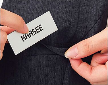 ベスト Wネームループ。名札をつける位置が選べる、 2つのループ付き胸ポケット。
