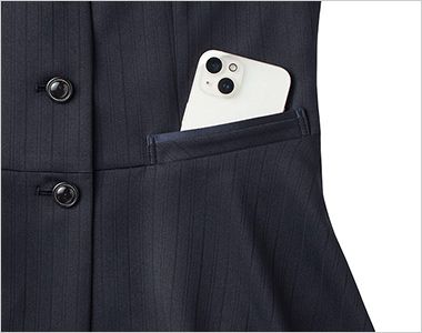ベスト 大容量ポケット。ノートやメモ用紙などがすっぽりと収容可能な大きめのポケット。
