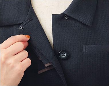 オーバーブラウス（半袖） スナップで着脱しやすい前開きフリルデザインとさりげない配色でクラス感アップ。
