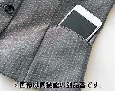 オーバーブラウス（半袖） 大容量ポケット。ノートやメモ用紙などがすっぽりと収容可能な大きめのポケット。
