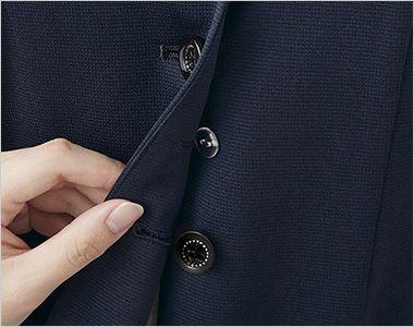 Enjoy ESA1024 [春夏用]オーバーブラウス（七分袖）[ニット/UVカット/高通気] バストケアボタン
胸元に内掛けのバストケアボタンを採用。ボタンの隙間から下着が見えるのを防ぐ、うれしい工夫です。