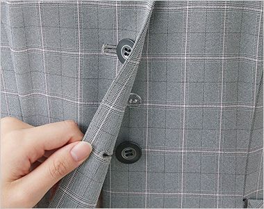 Enjoy ESA1029 [春夏用]オーバーブラウス[ヨコストレッチ/UVカット] バストケアボタン
胸元に内掛けのバストケアボタンを採用。ボタンの隙間から下着が見えるのを防ぐ、うれしい工夫です。