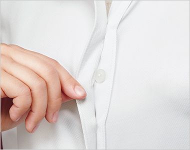 Enjoy ESB596 [春夏用]ふんわりと柔らかな肌触りの半袖ブラウス 胸元に内掛けのバストケアボタンを採用。ボタンの隙間から下着が見えるのを防ぐ、うれしい工夫です。