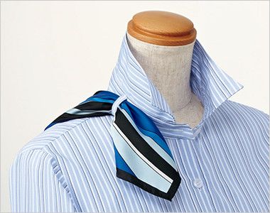 Enjoy ESB599 [春夏用]デキる女の表情を生むシャープなストライプ 半袖シャツブラウス 衿もとにスカーフのズレを防ぐループが付いています。ワンタッチで形が決まります。