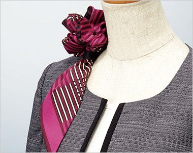 Enjoy ESJ615 [春夏用]ノーカラージャケット ツイード 衿もとにスカーフのズレを防ぐループが付いています。ワンタッチで形が決まります。