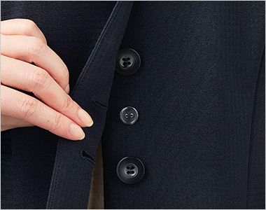 オーバーブラウス（七分袖） バストケアボタン。胸元からインナーが見えないよう、 内掛けボタンやボタンの間隔を調整。
