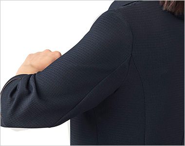 オーバーブラウス（七分袖） 動きやすい袖 (ARM360°プラス)。パソコン入力や電話対応など、 腕を前に出す動作がスムーズに。
