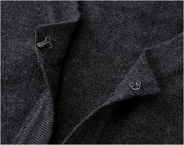 カーディガン 前立てボタンなしの首元のホック仕様で着脱がカンタン!いろいろなインナーに合わせやすい一着です。
