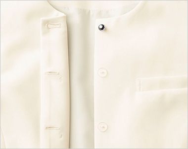 ノーカラージャケット 胸元の悩みをスマートに解消。胸元に内掛けのバストケアボタンを採用。ボタンのすき間から下着が見えるのを防ぐ、うれしい工夫です。