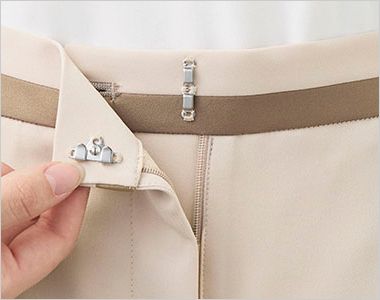 テーパードパンツ ダブルカン。調整可能でウエストにすんなりフィット。