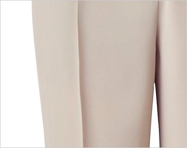 テーパードパンツ アイロンいらずのセンタープレス加工。パンツのセンターラインには洗濯しても消えないステッチ加工を施しています。縦のラインを強調することで細見え効果も。